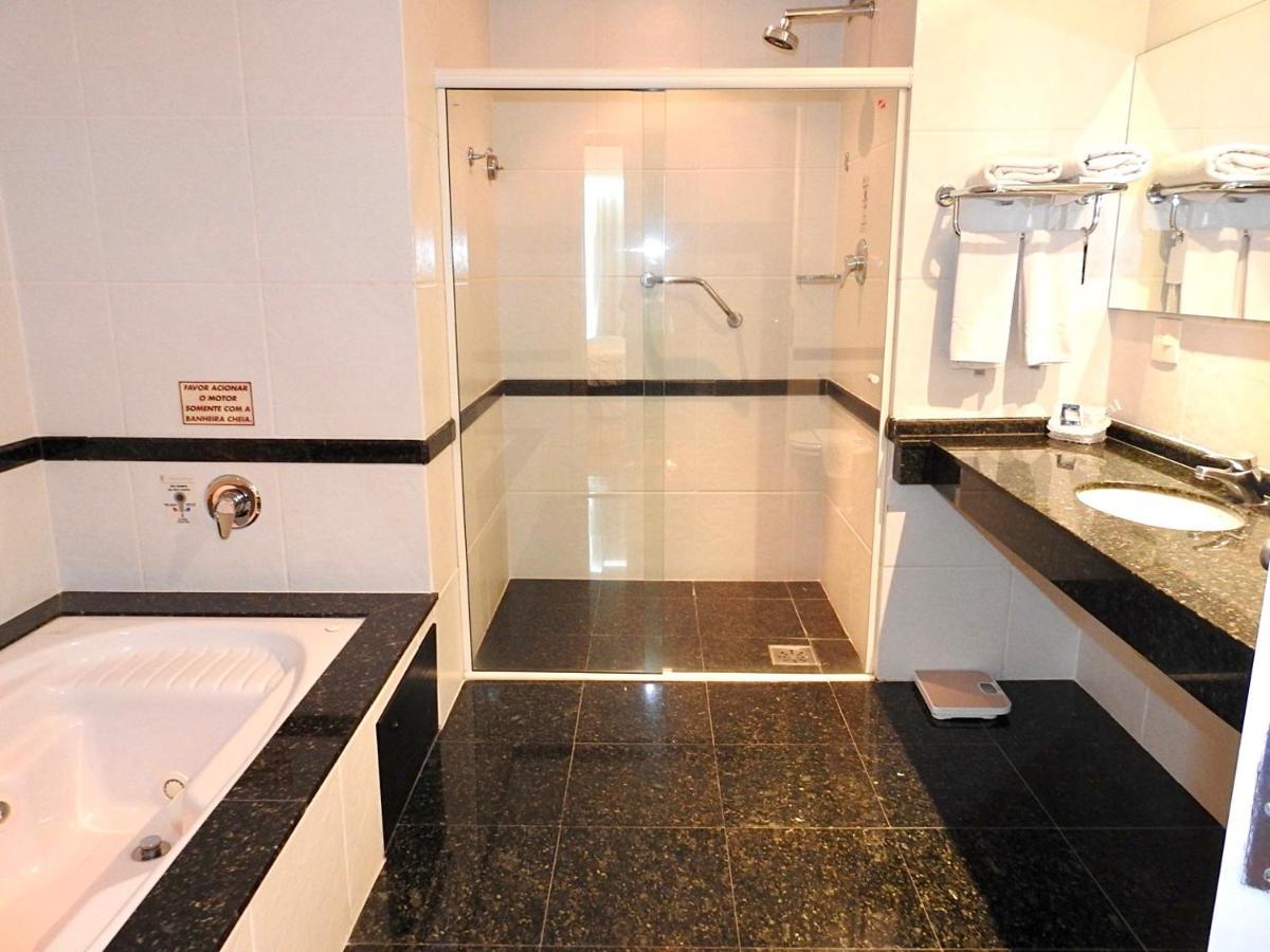 Constantino Hotel E Eventos ジュイス・デ・フォーラ エクステリア 写真 A shower cubicle