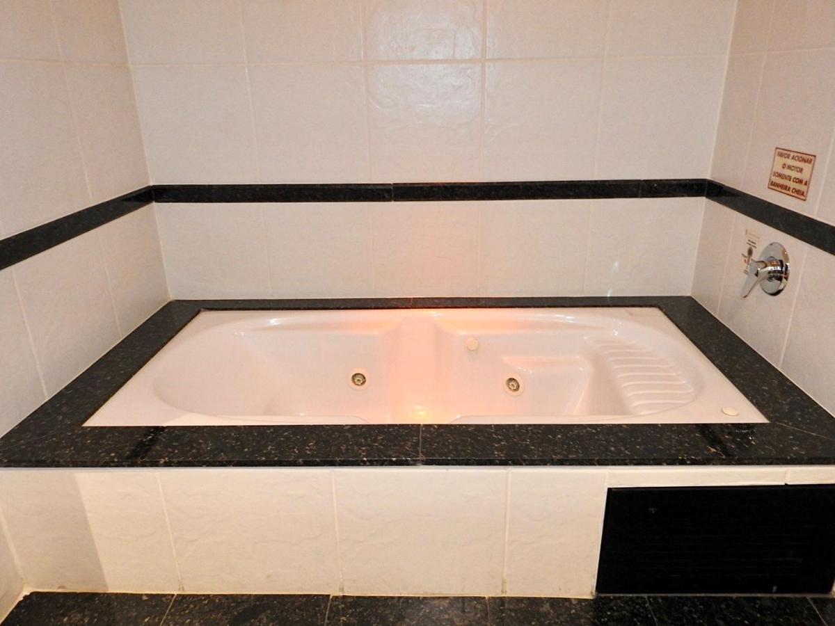 Constantino Hotel E Eventos ジュイス・デ・フォーラ エクステリア 写真 A modern Japanese bathtub