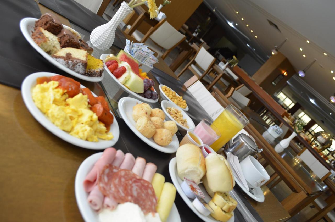 Constantino Hotel E Eventos ジュイス・デ・フォーラ エクステリア 写真 A breakfast buffet