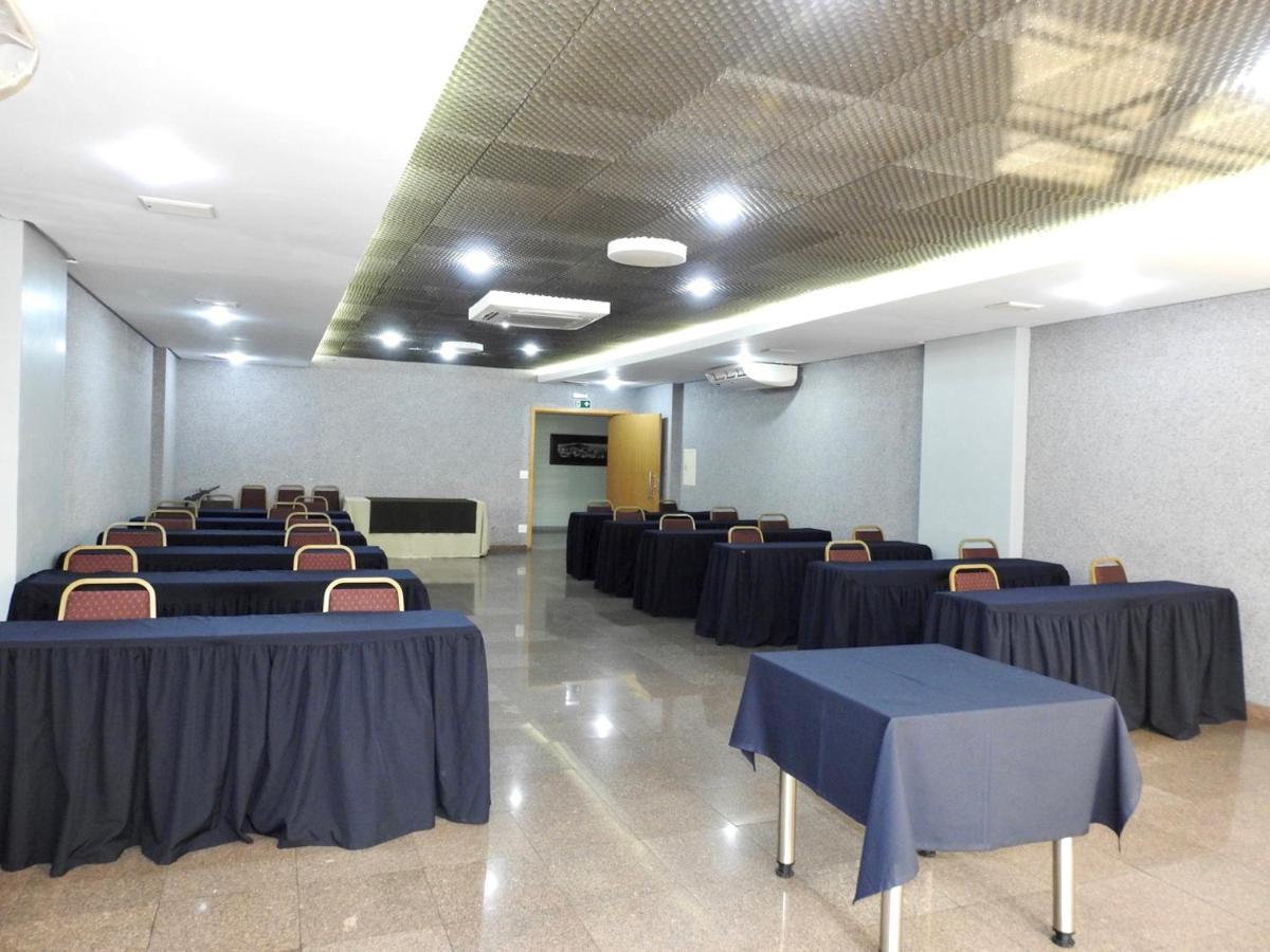 Constantino Hotel E Eventos ジュイス・デ・フォーラ エクステリア 写真 A conference room at the hotel