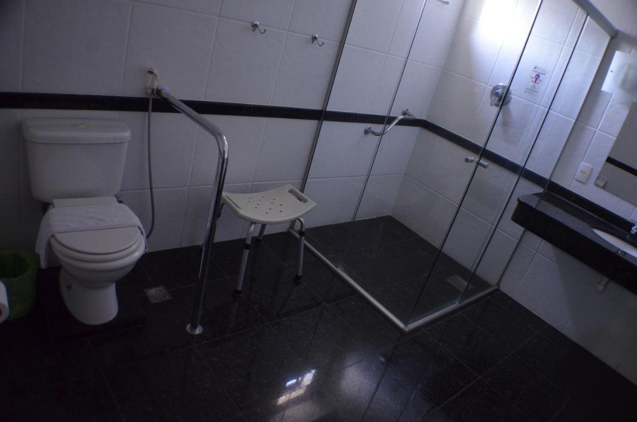 Constantino Hotel E Eventos ジュイス・デ・フォーラ エクステリア 写真 Bathroom with a shower seat