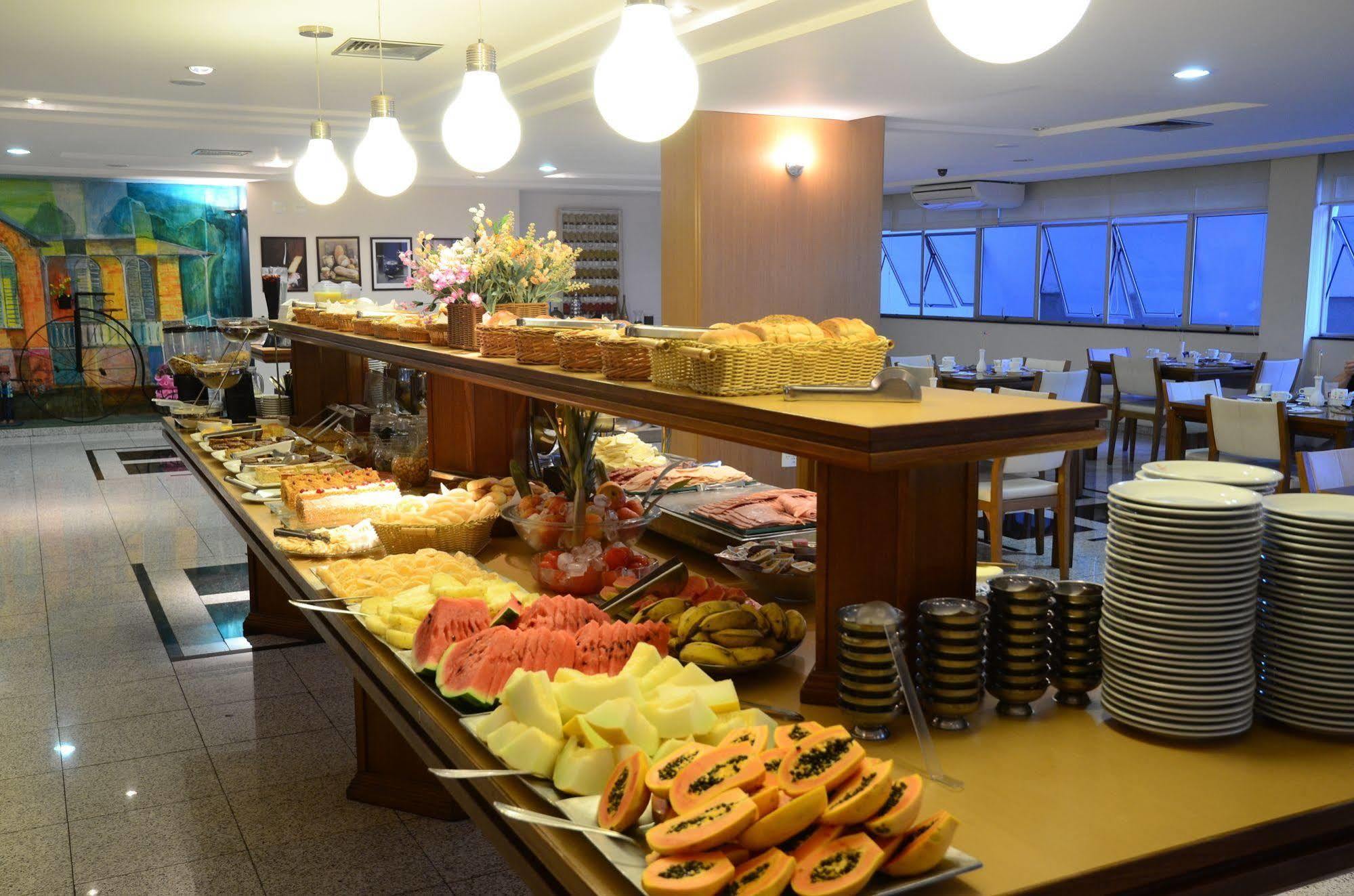 Constantino Hotel E Eventos ジュイス・デ・フォーラ エクステリア 写真 A buffet at a hotel