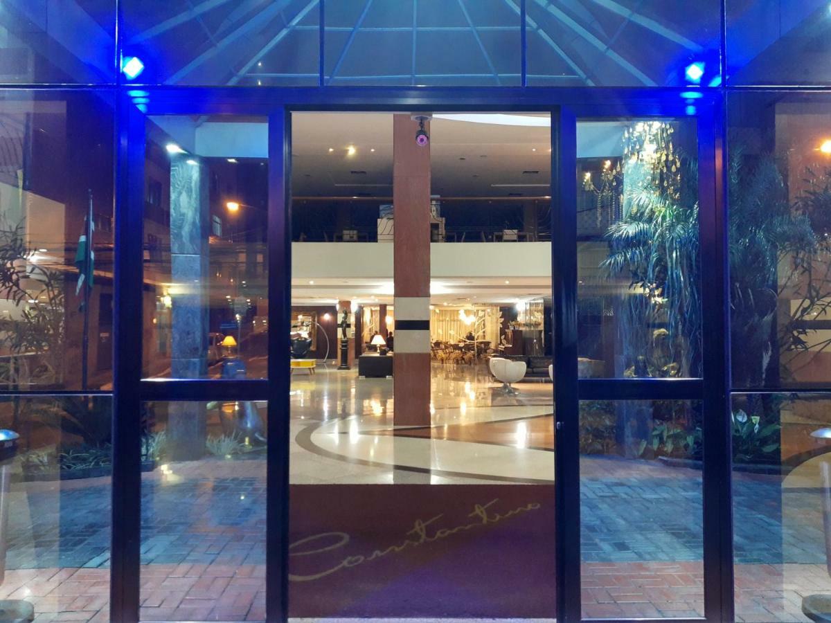 Constantino Hotel E Eventos ジュイス・デ・フォーラ エクステリア 写真 Entrance to the lobby